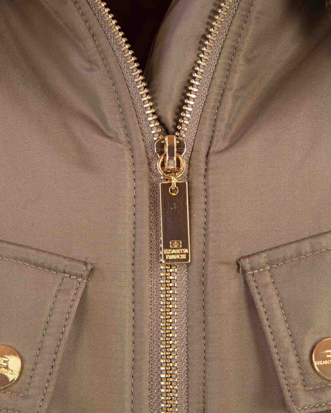 shop ELISABETTA FRANCHI Saldi Giaccone: Elisabetta Franchi piumino aviator in vela satin.
Piumino aviator in tessuto vela satin con collo in ecopelliccia.
Tasche con bottoni in metallo dorato, polsi e fondo in maglia e cintura in nastro con fibbia a cassetta logata in metallo dorato.
Cintura removibile.
Zip e bottoni in metallo dorato.
Composizione: 100% Poliammide.
Fabbricato in Italia.. PI57D37E2-BI7 number 9793084